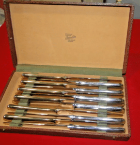 Coffret 12 couteaux de table monocoque NOGENT INOX lame crantée vintage 24cm 88,00 EUR